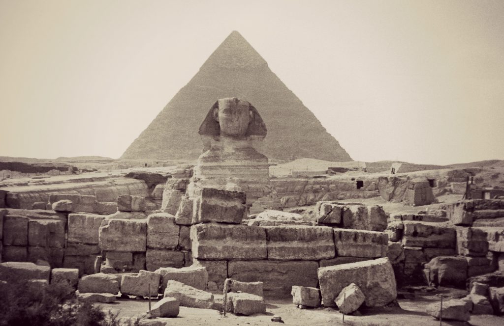 Sphinx_&_Pharaoh_Khufu's_Great_Pyramid_at_Giza,_Egypt_