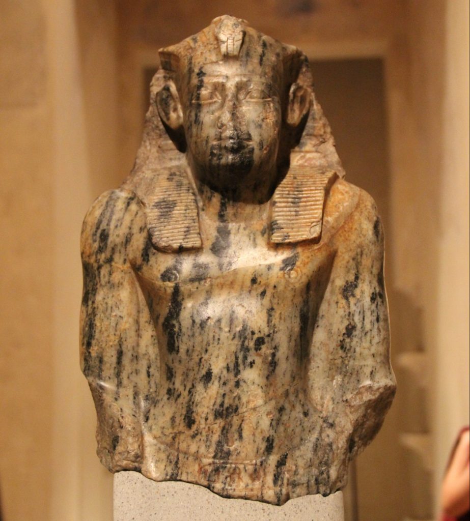 Senusret I - Sesostris I - mrimhotep.org - SAnorthosite_gneiss_upper_part_of_statue_of_Sesostris_I;_from_Memphis_Saqqara,_Middle_Kingdom,_12th_Dynasty_(28672830661)